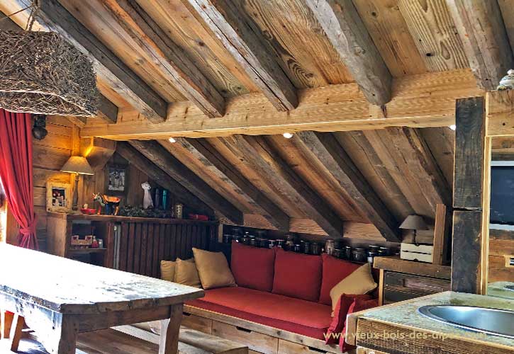 Bardage vieux bois brut gris murs et poutres décoration intérieur design moderne mélange pierres et bois