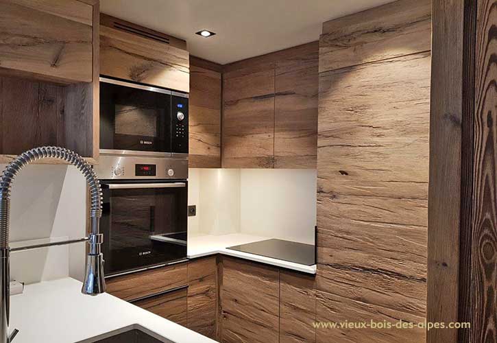 Cuisine vieux bois éclaté étuvé, design moderne avec utilisation de bois technique.