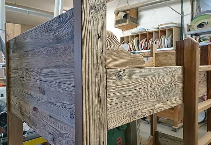 Fabrication d'un lit en panneaux 3 plis vieux bois. Fabrication d'un lit en panneaux 3 plis vieux bois. style ancien et traditionnel lit en vieux bois.