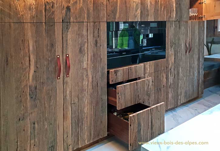 Exemple de cuisine en panneaux 3 plis vieux bois Exemple de cuisine en panneaux 3 plis vieux bois des Alpes Serge Pessey à Saint Jean de Sixt grossiste Haute Savoie
