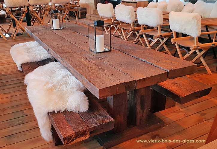 Modèle de table réalisé en vieux chêne Modèle de table réalisé en vieux chêne réalisation en vieux bois des Alpes Haute Savoie décoration aménagement Hôtel