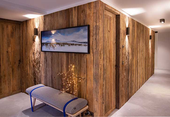 Mur revêtu panneaux 3 plis vieux chêne étuvé éclaté Mur revêtu en vieux chêne étuvé éclaté panneaux 3 plis mural surface rugueuse aspect brut et authentique.