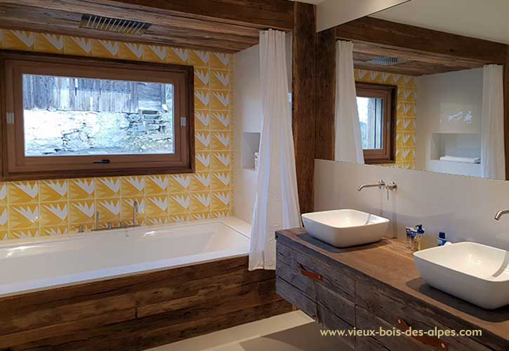 Salle de bain en poutre de vieux chêne Salle de bain en vieux chêne exemple d'aménagement de chalet de montagne design bois