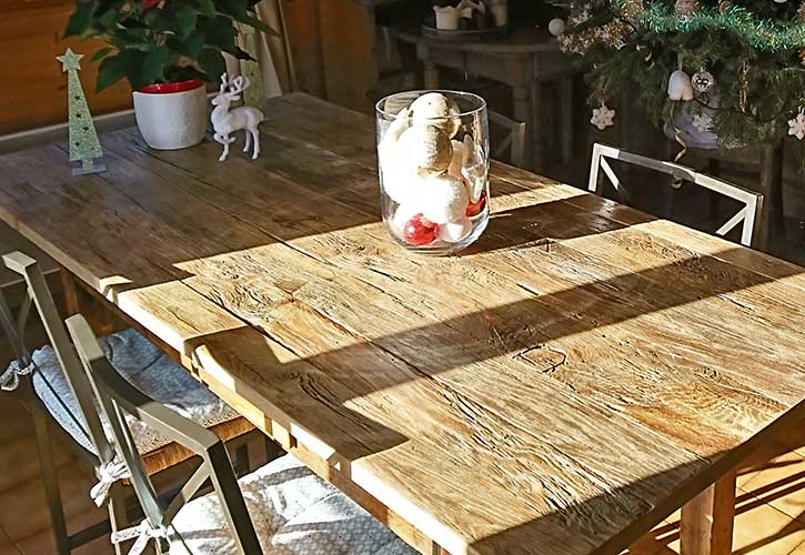Plateau de table en panneaux 3 plis vieux chêne Plateau de table en panneaux 3 plis vieux chêne  bois pour la décoration de chalet de montagne