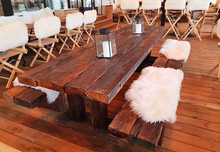 Tables avec bancs en vieux chêne déco restaurant aménagement de terrasse